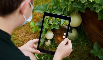 Apple_Dallas-Science-Teacher-brings-students-closer-to-nature-with-iPad-student-on-ipad_0932020