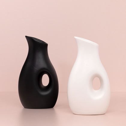 https://www.plaisio.gr/lifestyle-dora/home-deco/diakosmitika-aksesouar/sentio-leuko-keramiko-vazo-b-w_4265777