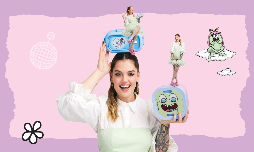 Mikri Ollandeza shocasing "brotherakia" lunch boxes! 
