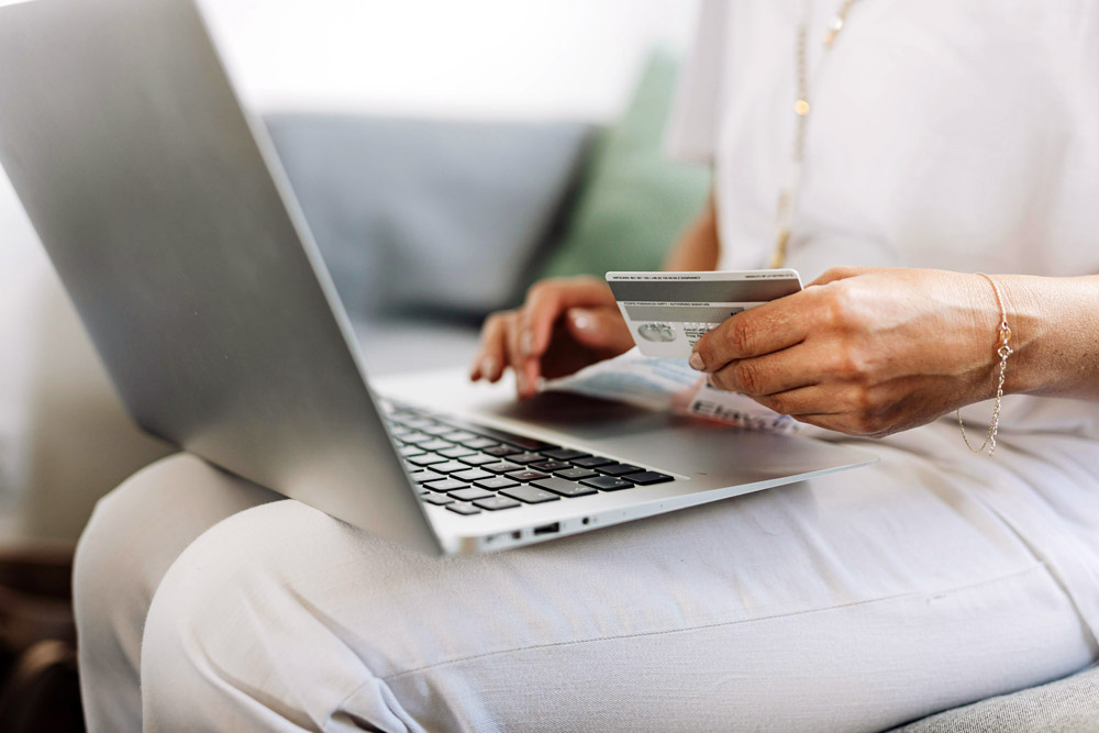 When great offers beckon, data protection awareness decreases. Users in this situation are predisposed to click on "Accept" in a cookie banner.