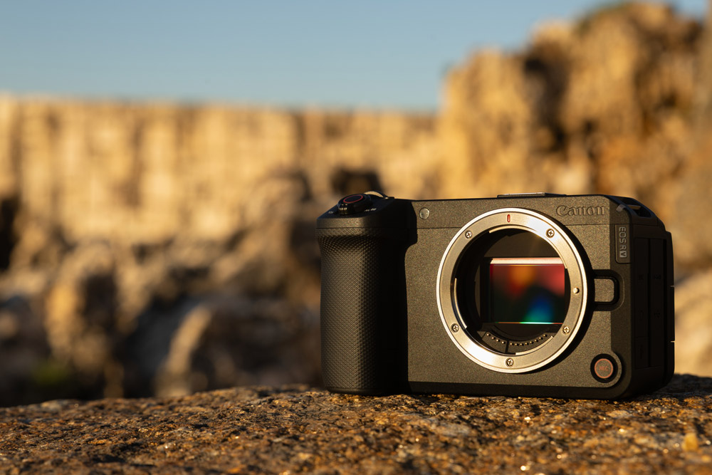 The EOS R6 V gives you the freedom to shoot cinematic content handheld