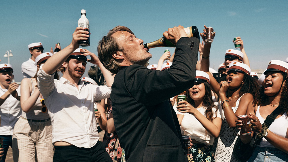 Four friends, all high school teachers, test a theory that they will improve their lives by maintaining a constant level of alcohol in their blood.