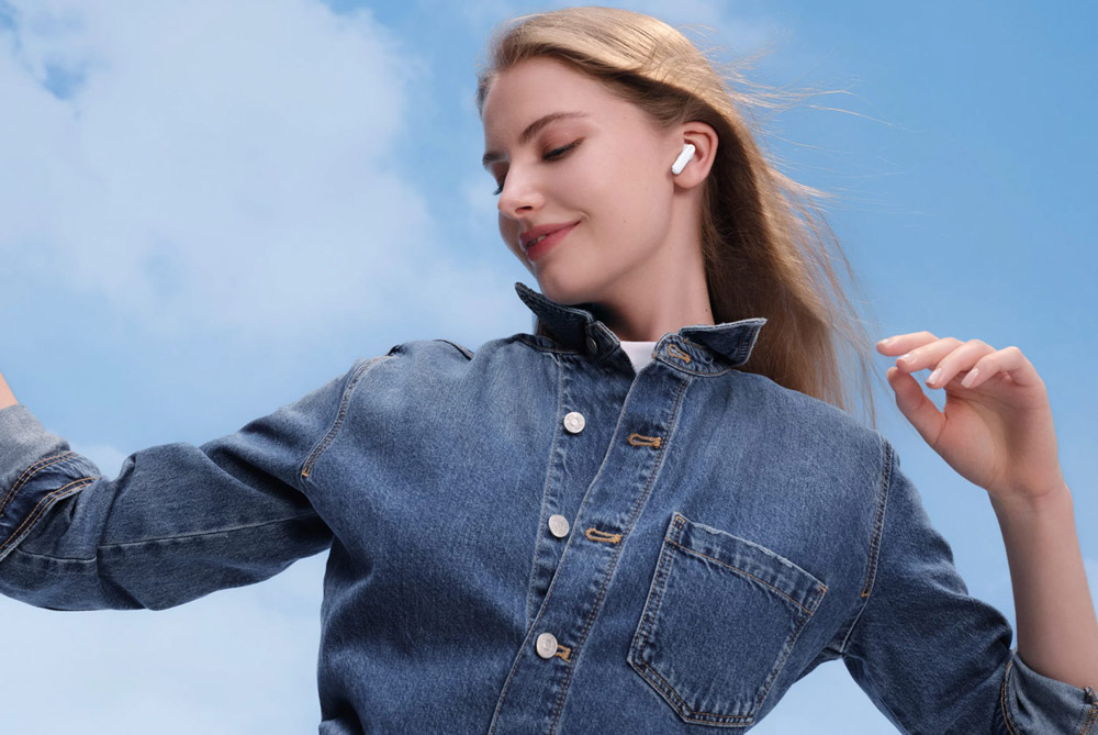 Charge the earbuds for 10 minutes before your commutes, and listen for as long as 3 hours. Once fully charged, the earbuds will sustain up to 9 hours of listening, and when charged multiple times with the case, they can support up to 40 hours of listening!1