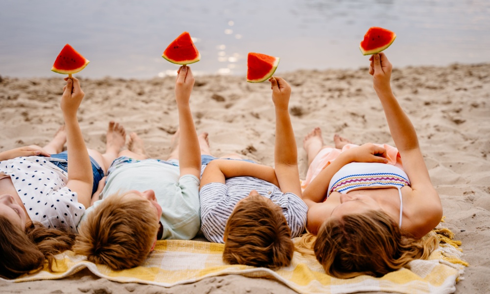 Οικογένεια σε camping που τρώει καρπούζι