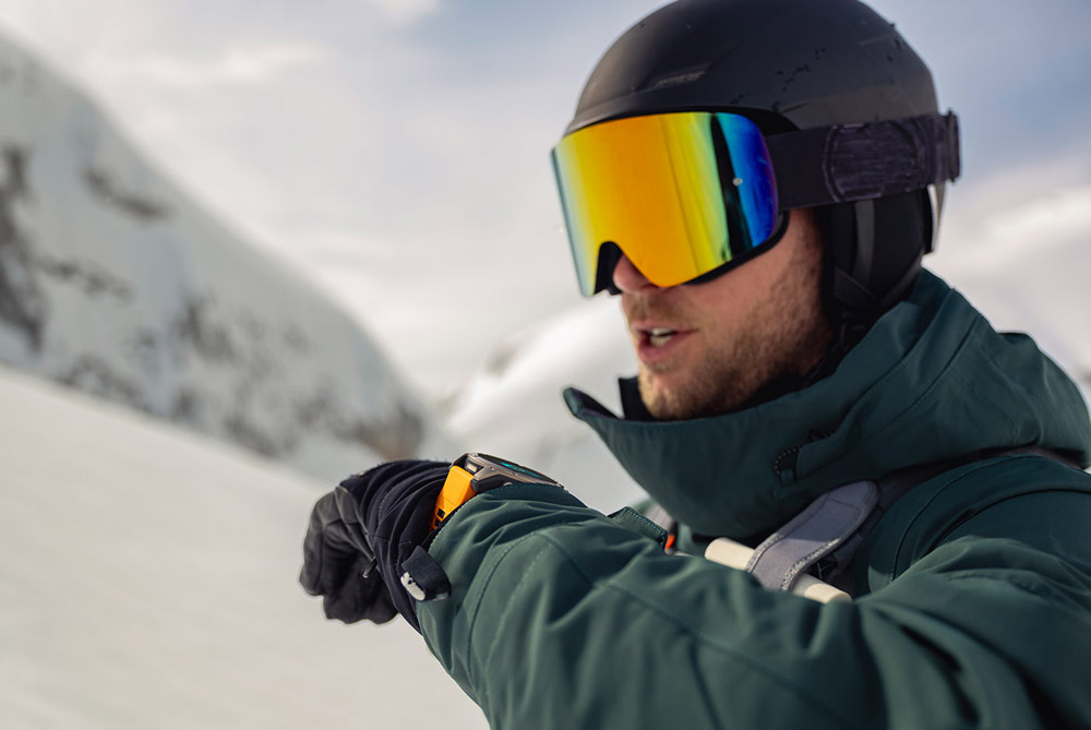 Make and take phone calls from your watch when it’s paired to your smartphone. Plus, control watch functions with off-grid voice commands — or use your smartphone’s voice assistant to respond to text messages and more.