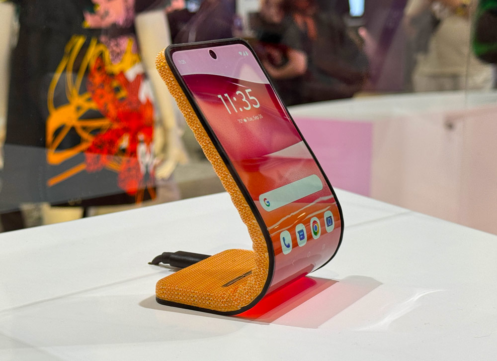 Motorola's concept phone features a 6.9-inch screen with a bendable, woven-fabric back material. It's a soft fabric on the backplate, very much reminiscent of the fabric headband that comes with the Apple Vision Pro.