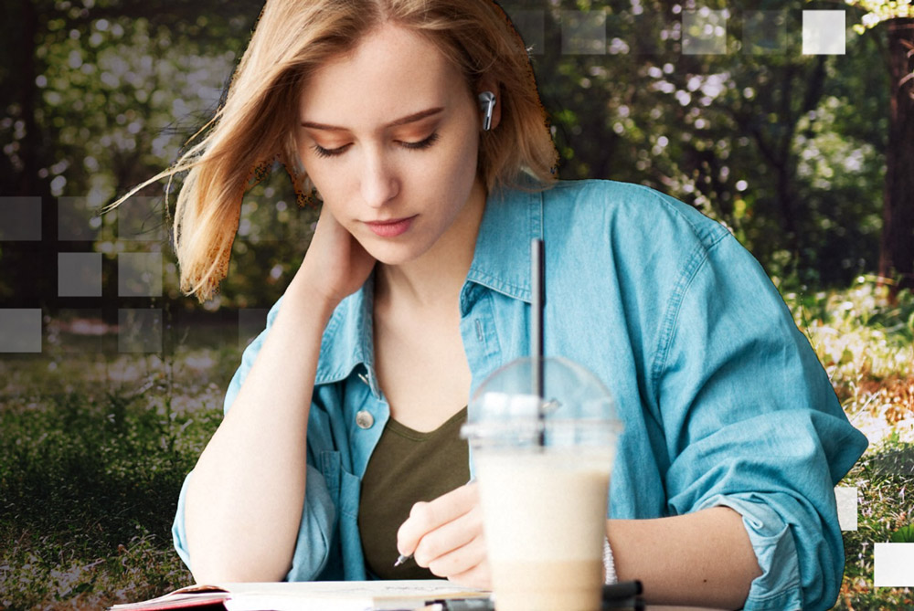 With Adaptive Noise Control with Galaxy AI, you can immerse yourself in sound while staying alert to your surroundings.