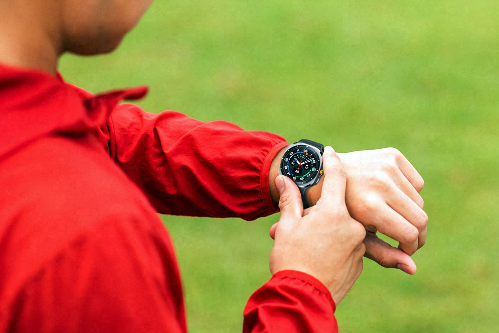 A bright display is visible in bright daylight. In low-light, the display automatically switches to Night mode that keeps info clear while staying easy on the eyes.