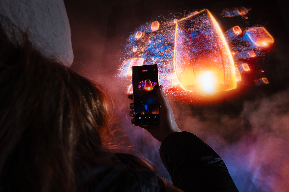 Samsung Electronics illuminated the cityscape of London with a live hologram showcase, transforming urban spaces into vibrant canvases in anticipation of Galaxy Unpacked 2025 and bringing the world a sneak peek into the next era of mobile AI.