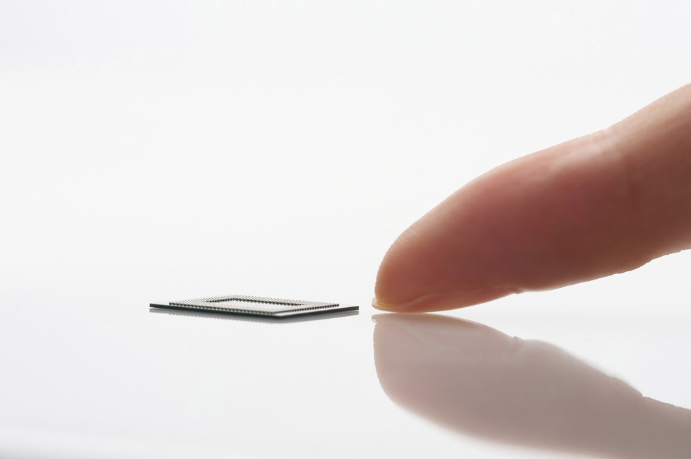 With the new LPDDR5X DRAM packages, Samsung offers the industry’s thinnest 12 nm-class LPDDR DRAM in a 4-stack structure, reducing the thickness by approximately 9% and improving heat resistance by about 21.2%, compared to the previous generation product.