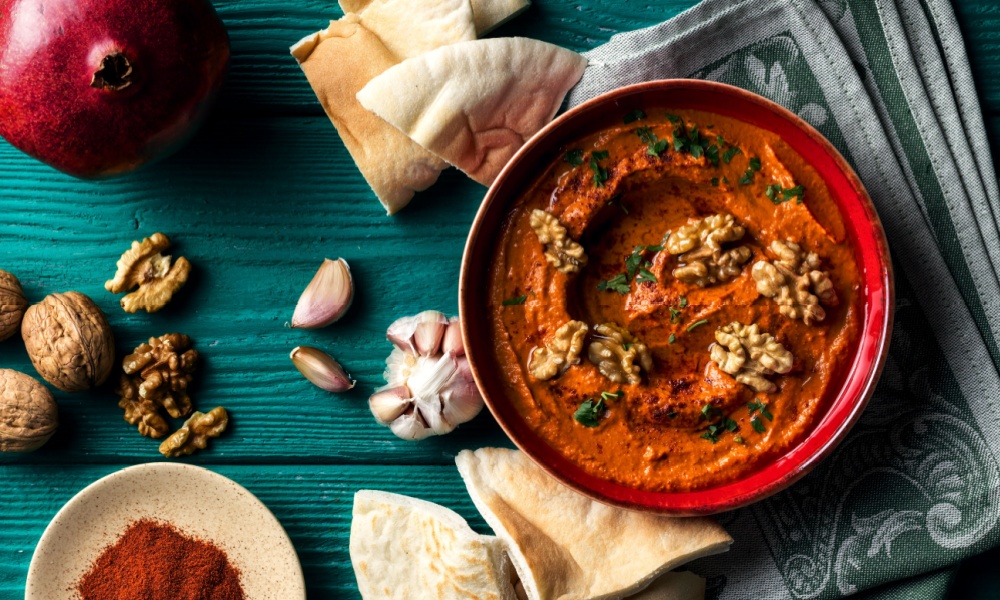 Καπνιστή σως ψημένης πιπεριάς, με ρόδι & ταχίνι