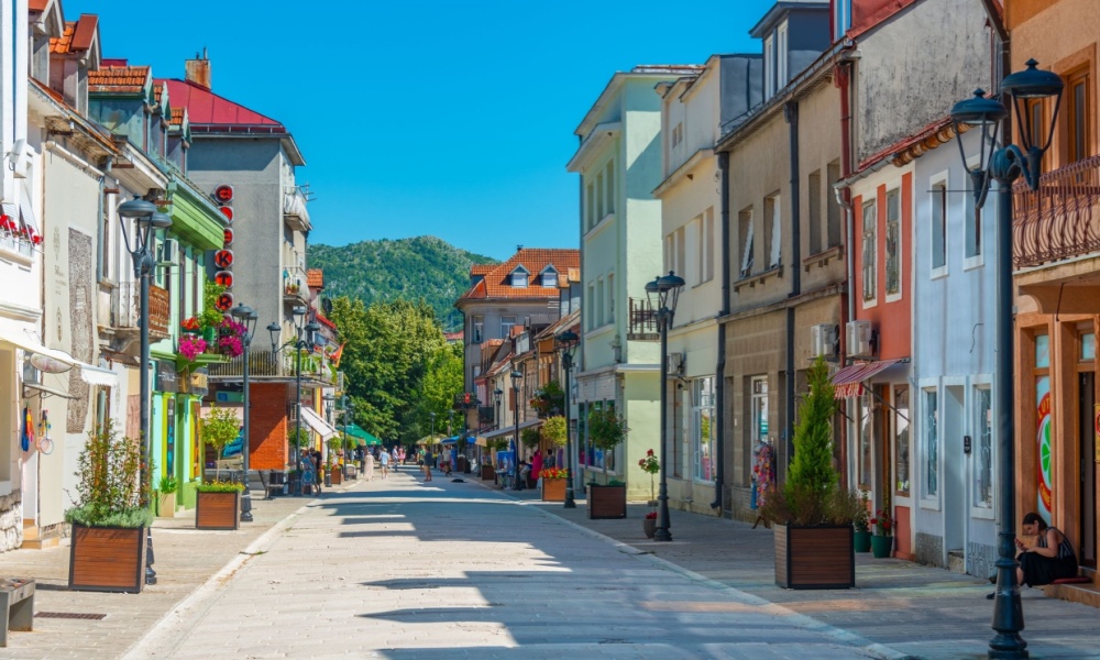 Κεντρικός δρόμος στο Τσέτινιε 