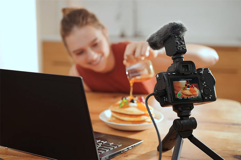 It is now possible to record movies at up to 4K 60p with full pixel readout and without binning, taking advantage of the α7 IV's brand-new image sensor and wide dynamic range for smooth images of fast-moving subjects.