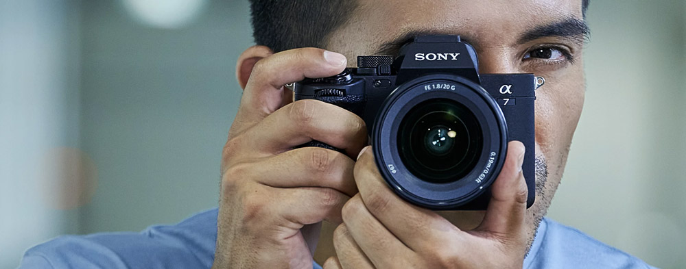 With groundbreaking performance in both still and movie recording, the α7 IV is the ideal hybrid, providing breathtaking imagery along with on-the-spot delivery and distribution.