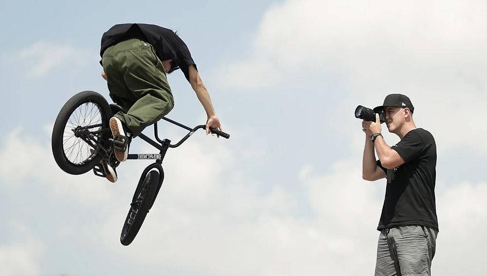 Prepare to be inspired. The α7 IV's true-to-life resolution and remarkable AI-powered autofocus complement a range of world-class features at the cutting edge of imaging technology.