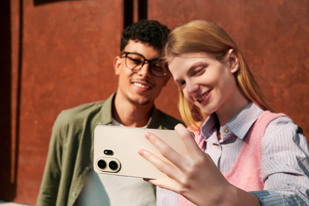 The TCL NXTPAPER 70 Pro features a 50MP main camera with OIS, paired with an 8MP ultra-wide camera and a 32MP front camera for everyday scenes from night portrait to fast-moving moments and daily vlogs.