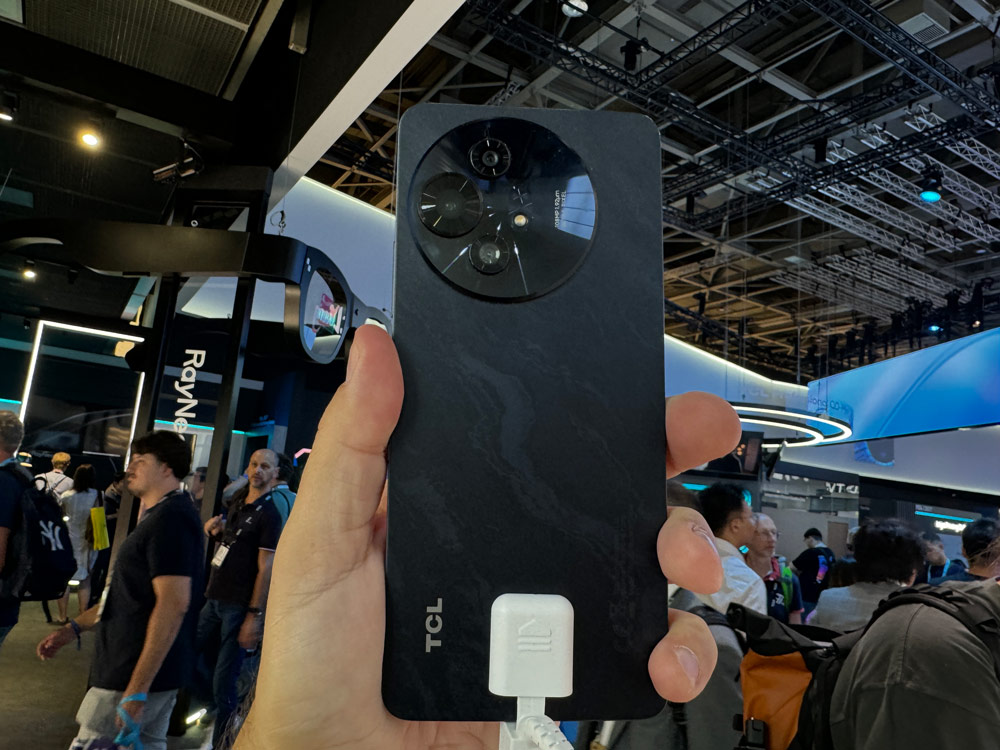 Enjoy all-in immersion with the Max Ink Mode, which switches on and off with the NXTPAPER key.