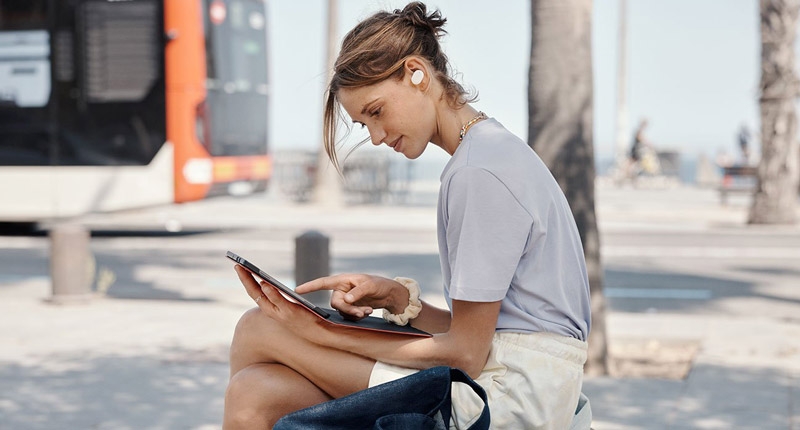 With dual connectivity, users can stay connected to both devices simultaneously, eliminating the need to re-pair or manually switch connections.