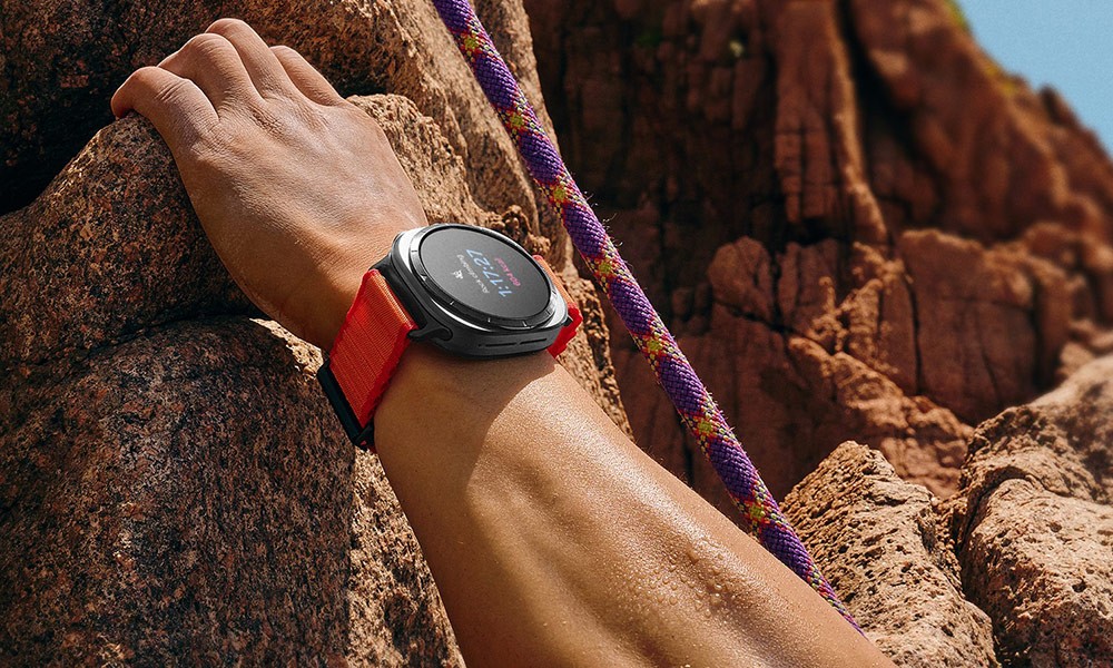 Watch Ultra being demonstrated in hand