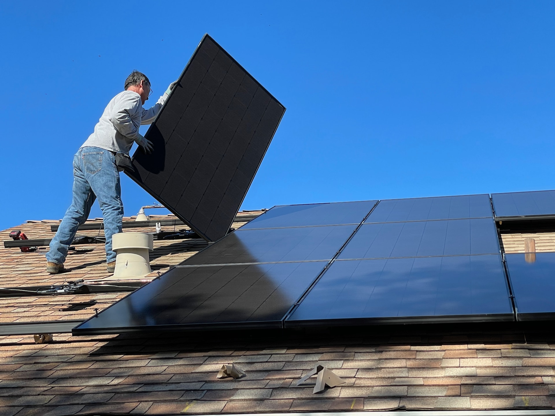 Worker putting on solar panels by Bill Mead | Unsplash