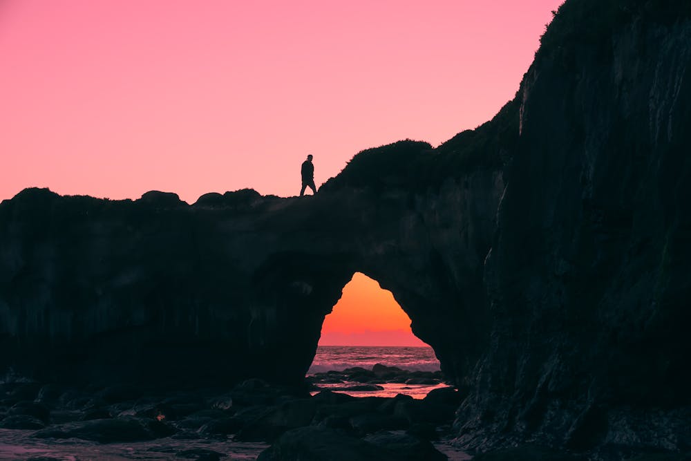 golden_hour_photo_sea_man_on_rock_sunset