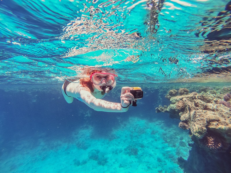 snorkeling-girl-action-camera