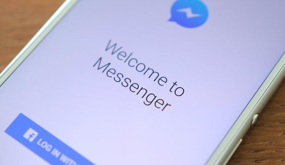 facebook-messenger-on-smartphoine-screen