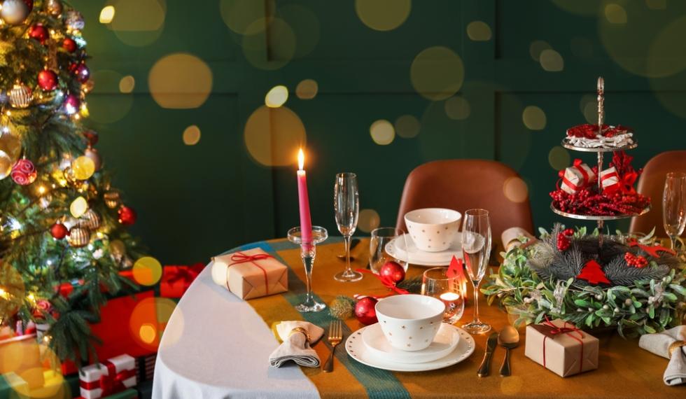 Romantic,Table,Setting,For,Christmas,Dinner,At,Home,In,Evening